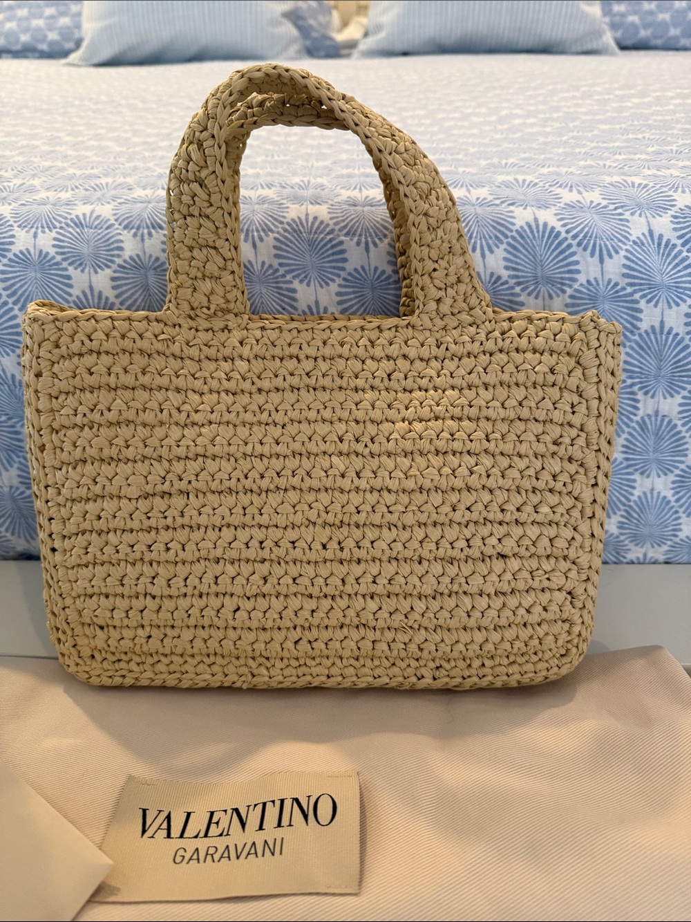 Valentino Garavani Two-Tone Crochet V Tote in Beige and Cream - Picture 3 of 7